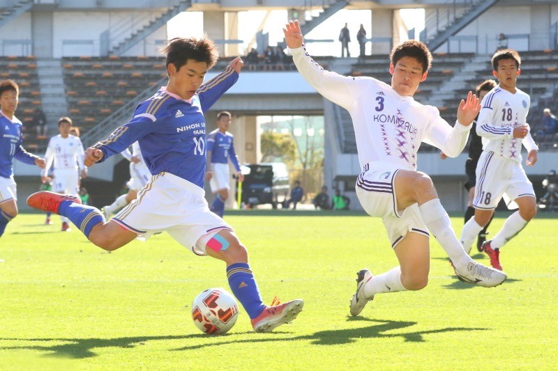 在日本高中足球锦标赛上,没有人要求他们要这么做