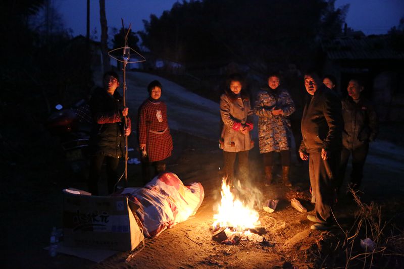 罗田男子夜晚发病昏倒路边村民为其送衣被烧火取暖