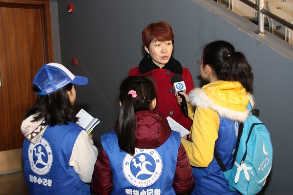 新华小记者走进上海青少年冰球联赛