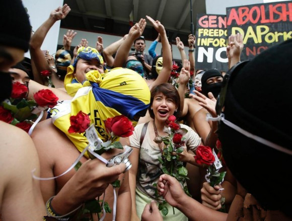 菲律宾大学举行传统裸奔大会 女生踊跃围观