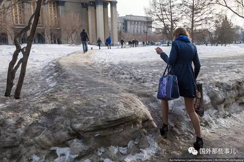 俄罗斯女孩是这样过冬的,穿比基尼滑雪或者冬泳