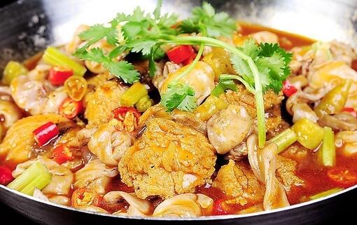 湖南长沙特有的汉族名菜之干锅鱼籽鱼泡的做法