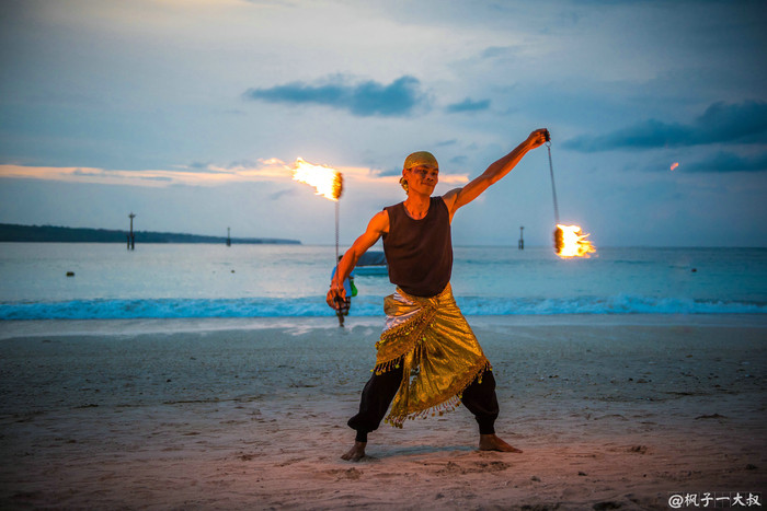 在巴厘岛必逛最小的皇宫,看海滩火舞表演!