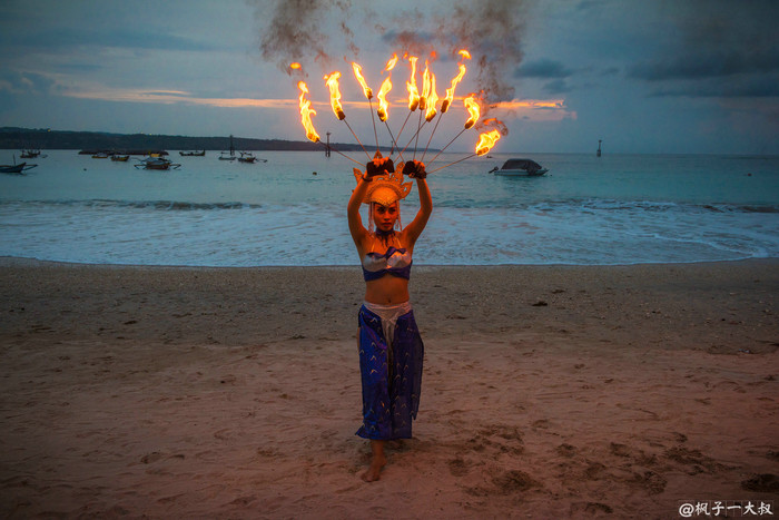 在巴厘岛必逛最小的皇宫,看海滩火舞表演!