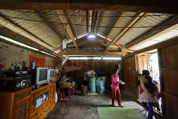 越南一贫困村庄猎杀猴子充饥,家家摆青花瓷