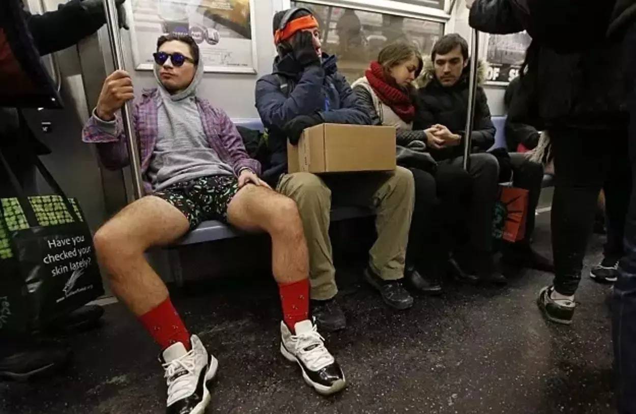 又到了一年一度不穿裤子坐地铁的日子,看得人