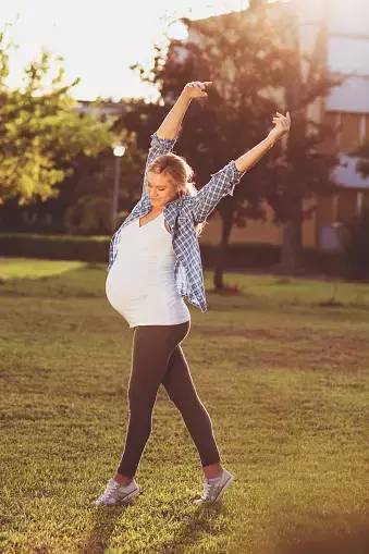 因为孕妇腹肌的压力原本就很大,腹部运动会造成更大的负担.