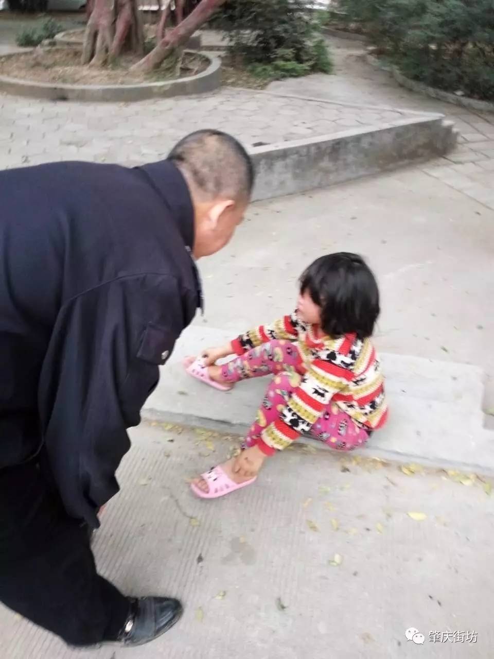 肇庆河旁市场一小女孩坐在路边大哭,所谓何事?