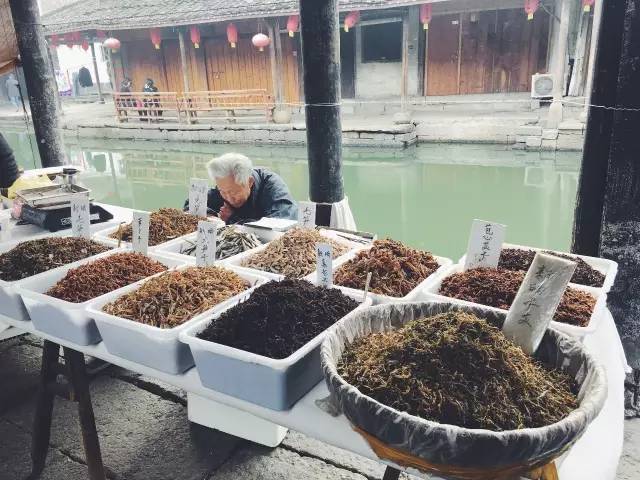 它是杭州周边最有年味的古镇,自驾不到1h,就能