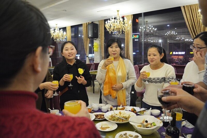 金鸡报喜烟台海港医院妇产科全体人员聚餐迎新年!