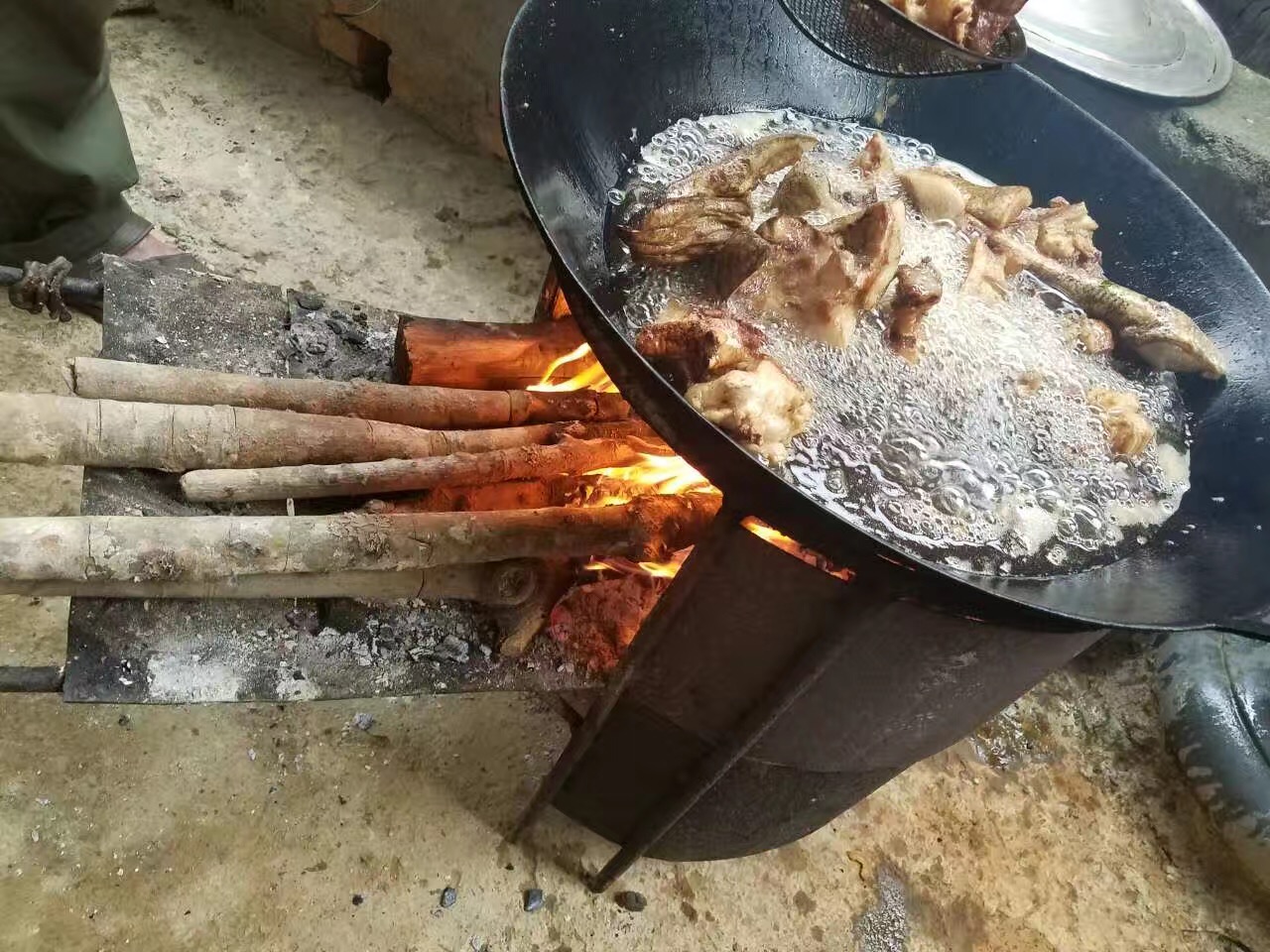 云南寨子吃杀猪饭,肥厚猪肉不腻,酒到7分醉刚好