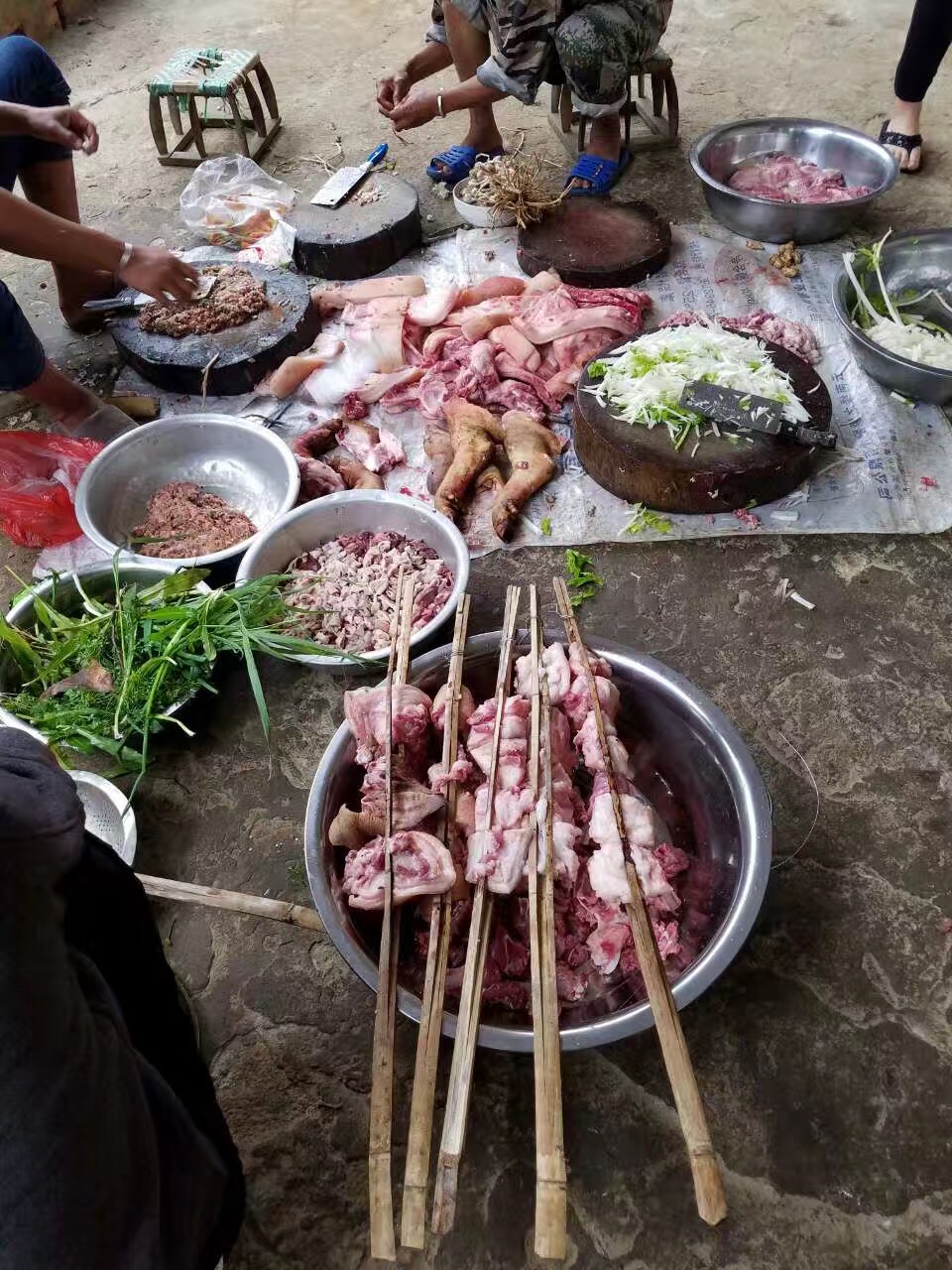 云南寨子吃杀猪饭,肥厚猪肉不腻,酒到7分醉刚好