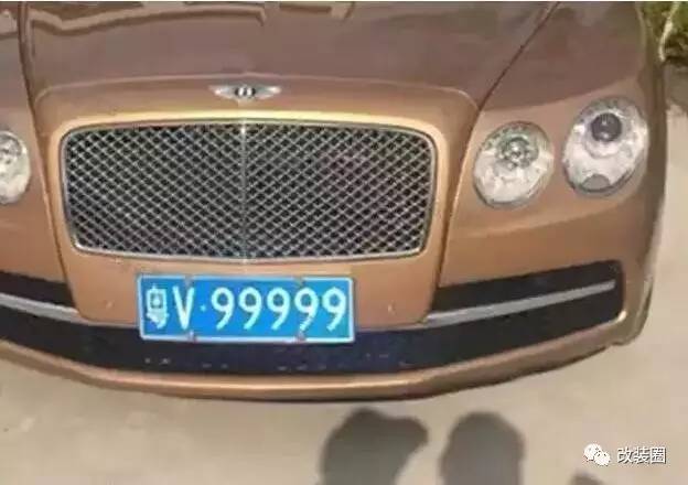 320万粤v99999车牌上路,配在了金色宾利上了