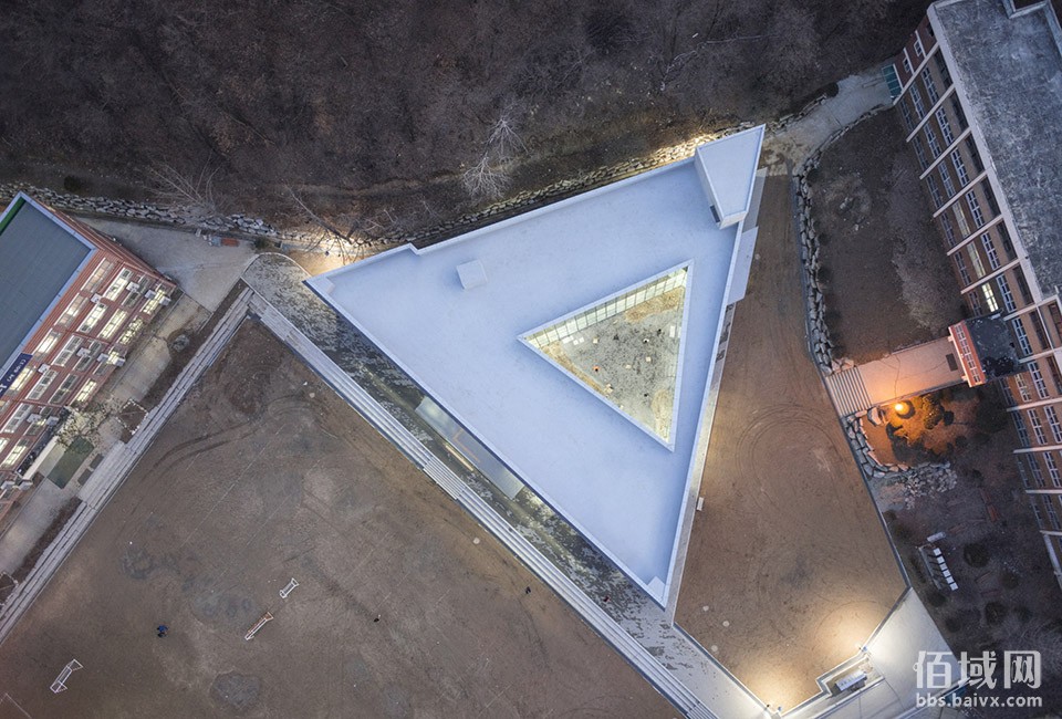 首尔三角形学校建筑设计简单中的复杂性