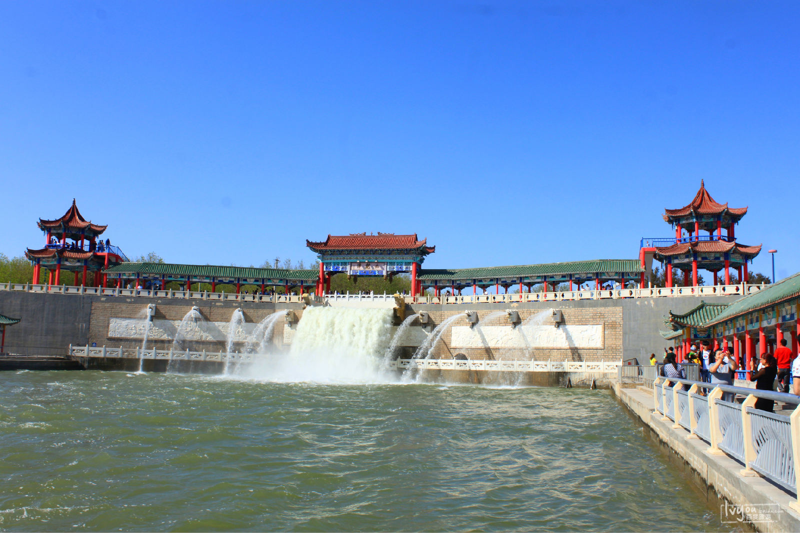 地处克拉玛依河穿城风景带之首东郊瀑布景区内 湍急的水流从中间的一