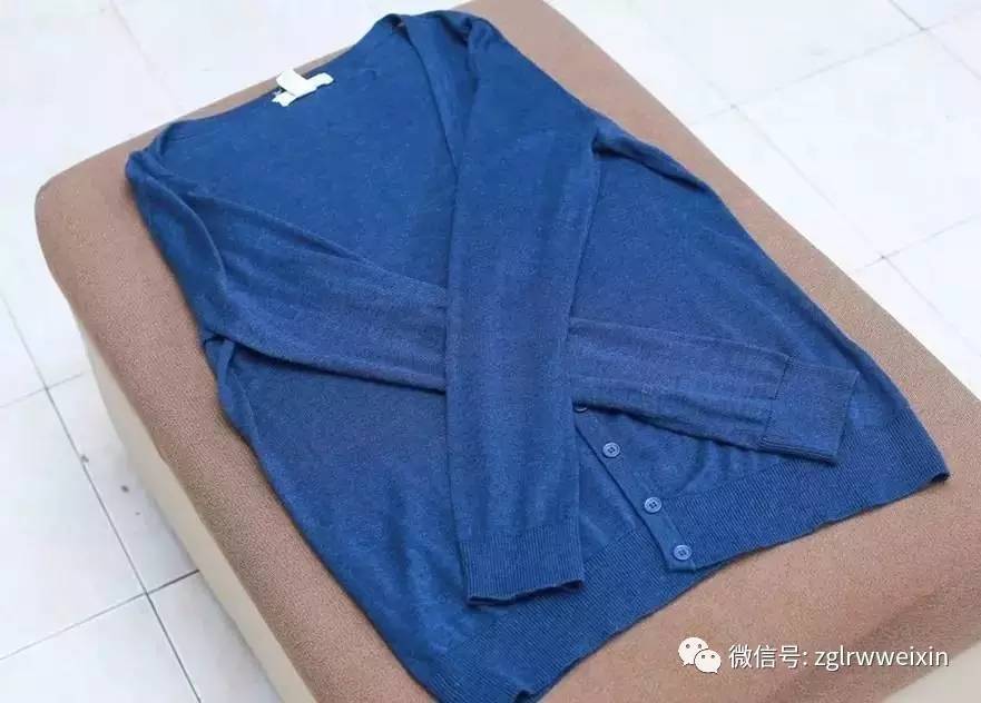 黑衣服上全是白毛毛怎么办