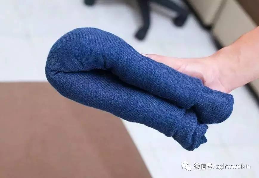 黑衣服上全是白毛毛怎么办