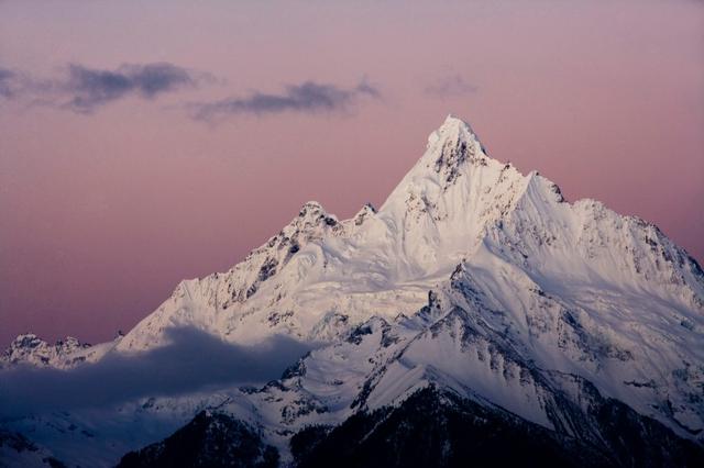 凝听梅里雪山的呼唤，踏上追随它的旅途！