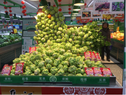 超市大妈用2017颗涪陵青菜头摆"鸡"年造型送福