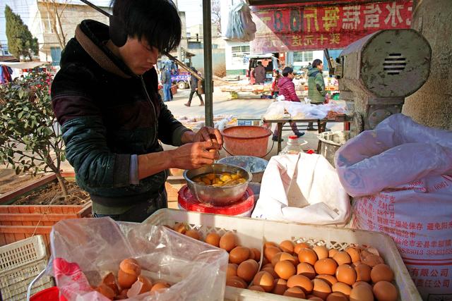 实拍农村集市上的蛋糕师,他的作品你一定尝过