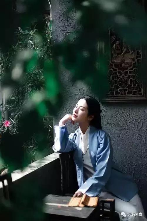 着禅衣茶服的女子则应是一朵温良的玉兰.比栀子浅淡,比茉莉玉润.