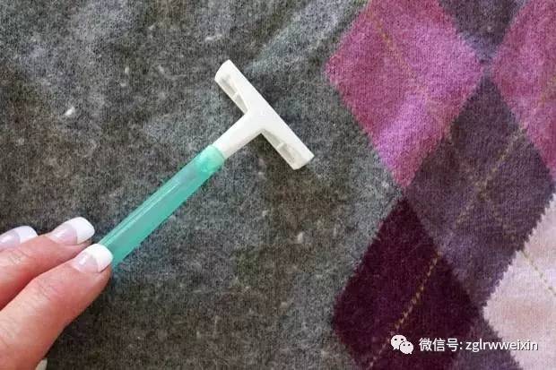 黑衣服上全是白毛毛怎么办