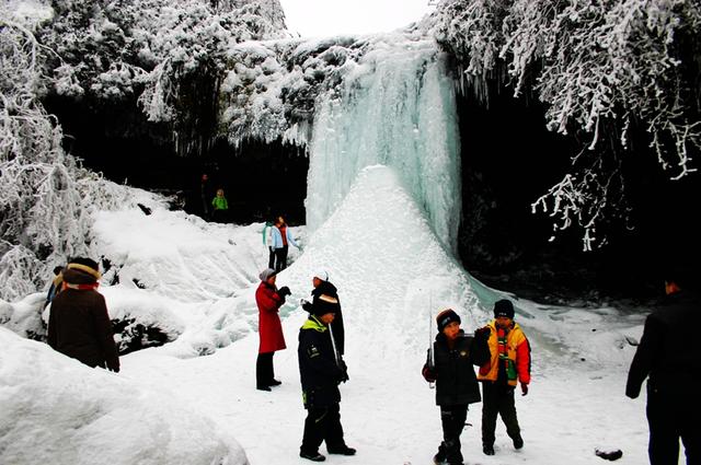 四川洪雅:瓦屋山上雪景美