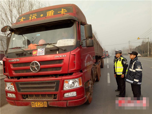 淄博交警开展大货车交通违法行为集中整治统一行动