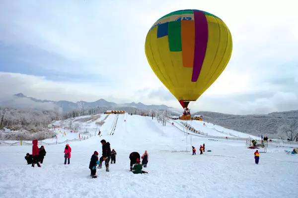 180元/人(具体请在游玩时参考场内的《滑雪收费价