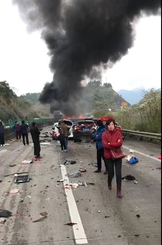 【视频】回顾今早清远高速车祸全过程!