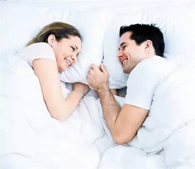1,夫妻在一起睡觉的时候,他会睡的更踏实一些