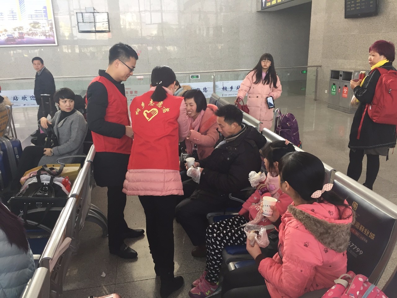 暖冬行动丨相约桐乡高铁站,志愿者伴您回家!