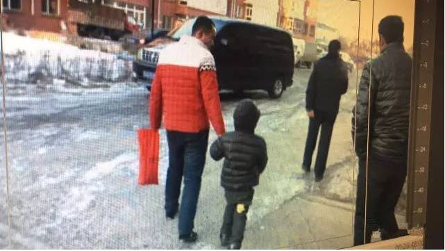 哈尔滨7岁男孩被遗弃|零下20多度室外,孩子光