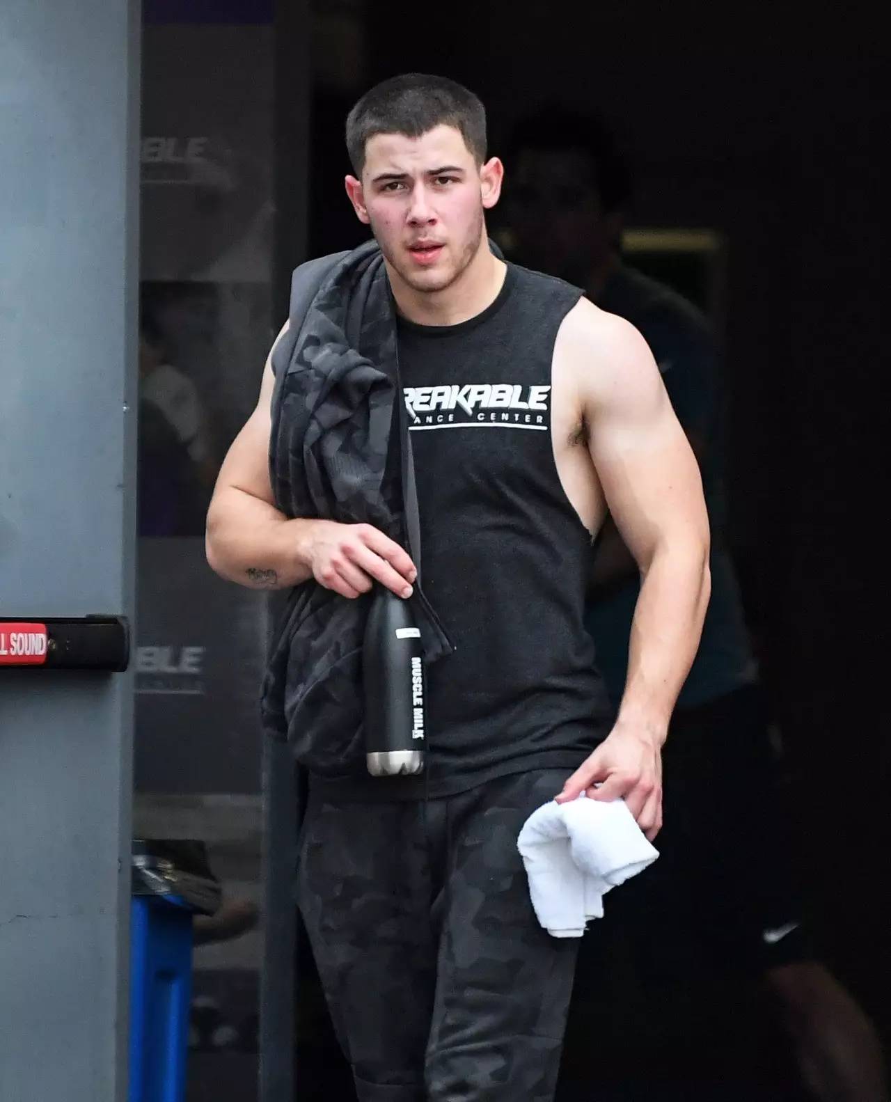 小乔nick jonas 被邀请去米兰时装周