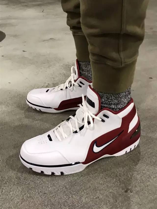 再看昨天詹姆斯上脚的 nike air zoom generation