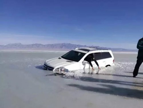 玩大了!女司机驾奔驰SUV陷入冰湖