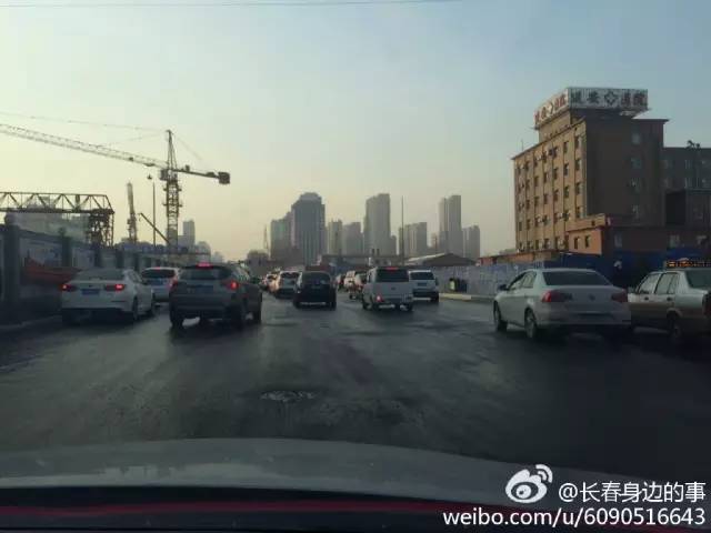 长春吉林大路管道爆裂水流成河大面积堵车