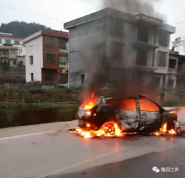 隆回荷香桥发生一起重大车祸,小车起火烧成废铁