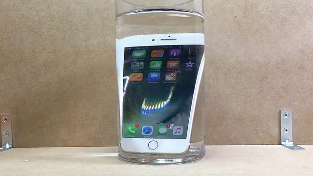 iPhone8将提升防水能力,跌入深水三十分钟还安