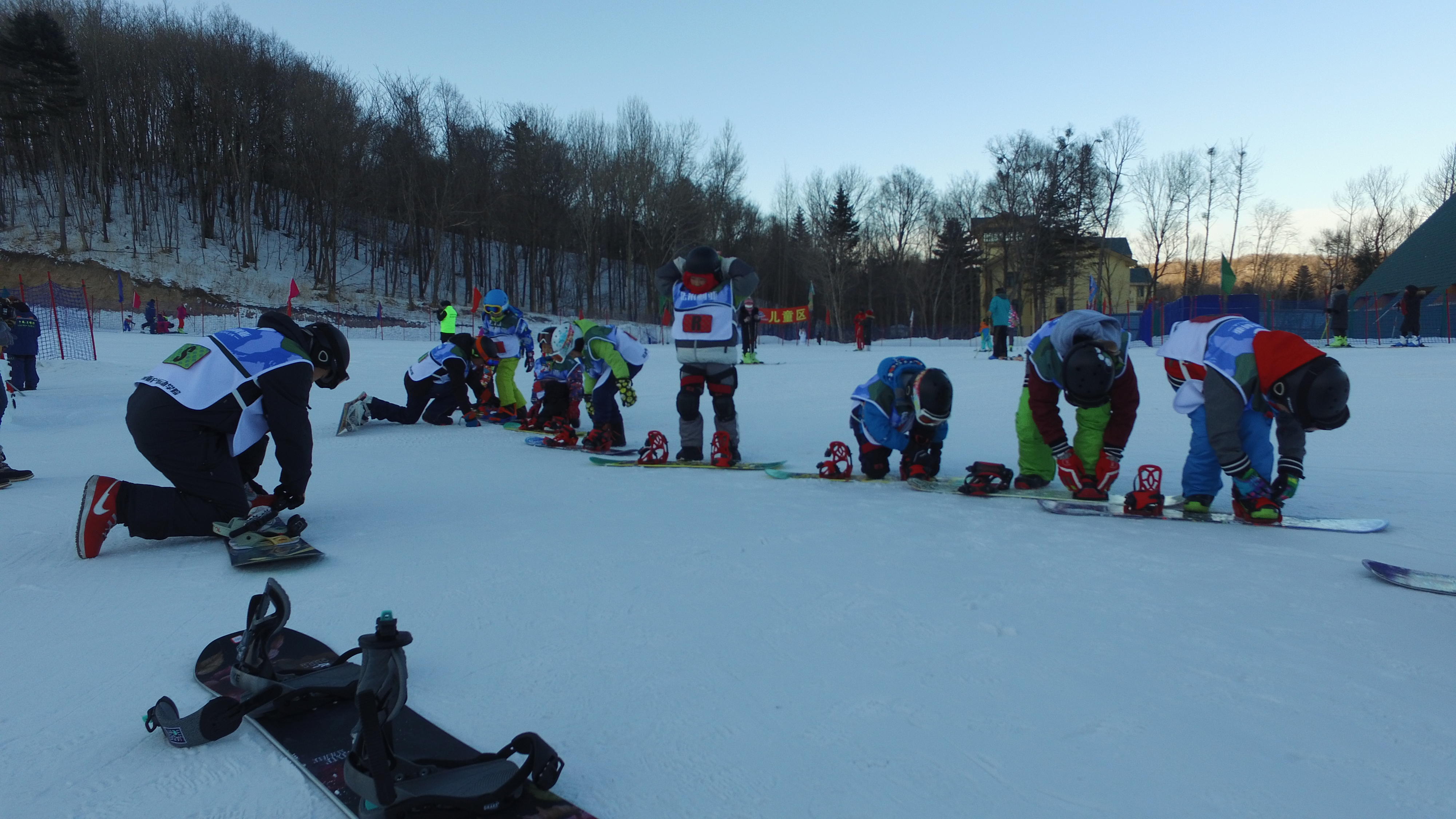 亚布力高端单板滑雪冬令营里的童子军们