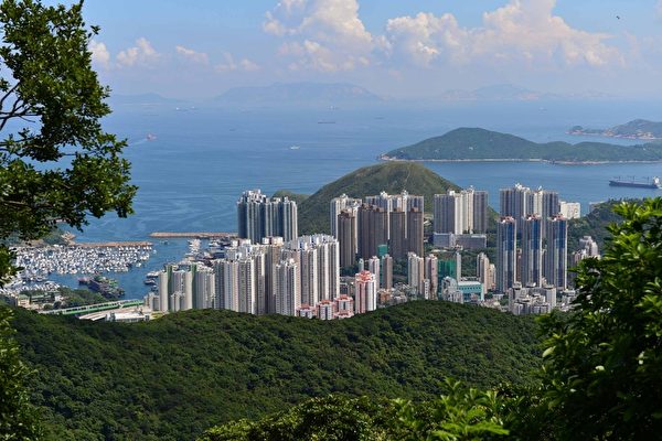 从香港山顶道俯瞰港岛南部风景