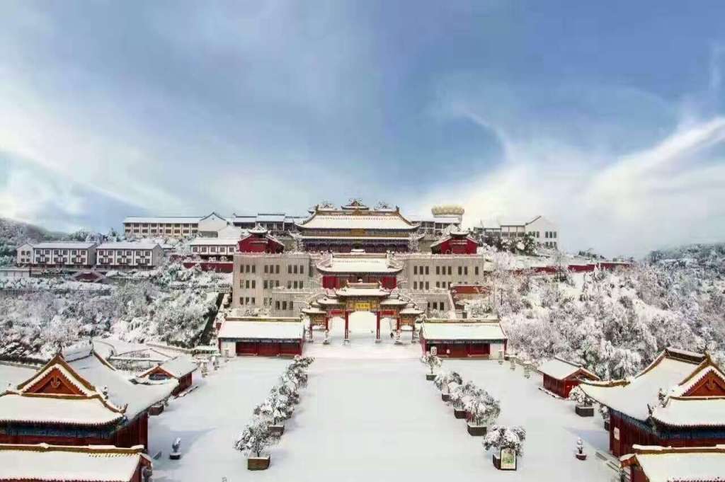 图为龙华寺寺院雪景