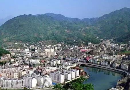 隶属于陕西省安康市,位于陕西南部,大巴山北麓,南与重庆市城口县接壤