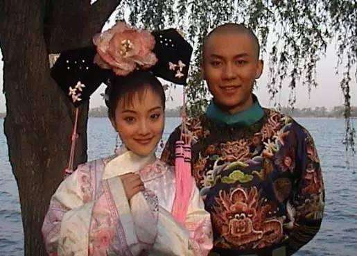 2002年,李晨与李小璐主演了清宫电视剧《十三格格》,出演了七贝勒.