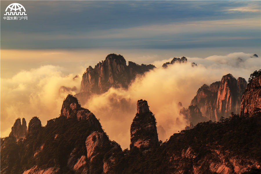 感受黄山胜景:峰峦随云入丹青 瑶台琼宇驻仙境