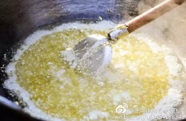 网友实拍丰城冻米糖制作过程 过年少不了家乡味道