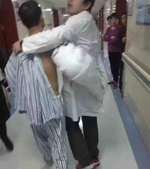 惊险瞬间,他一把将患者抱在怀里（图）