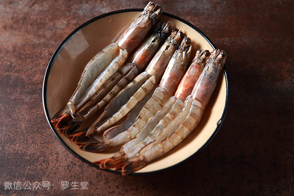 年夜饭桌上烘托气氛的大菜《绍酒蒜香石锅虾》