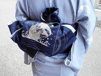 日本和服后面的小枕头是干什么用的?