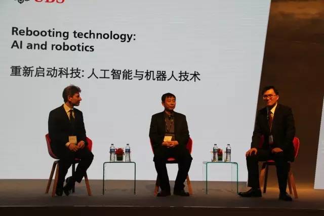 中国科大智能机器人“佳佳”对话英国前首相卡梅伦